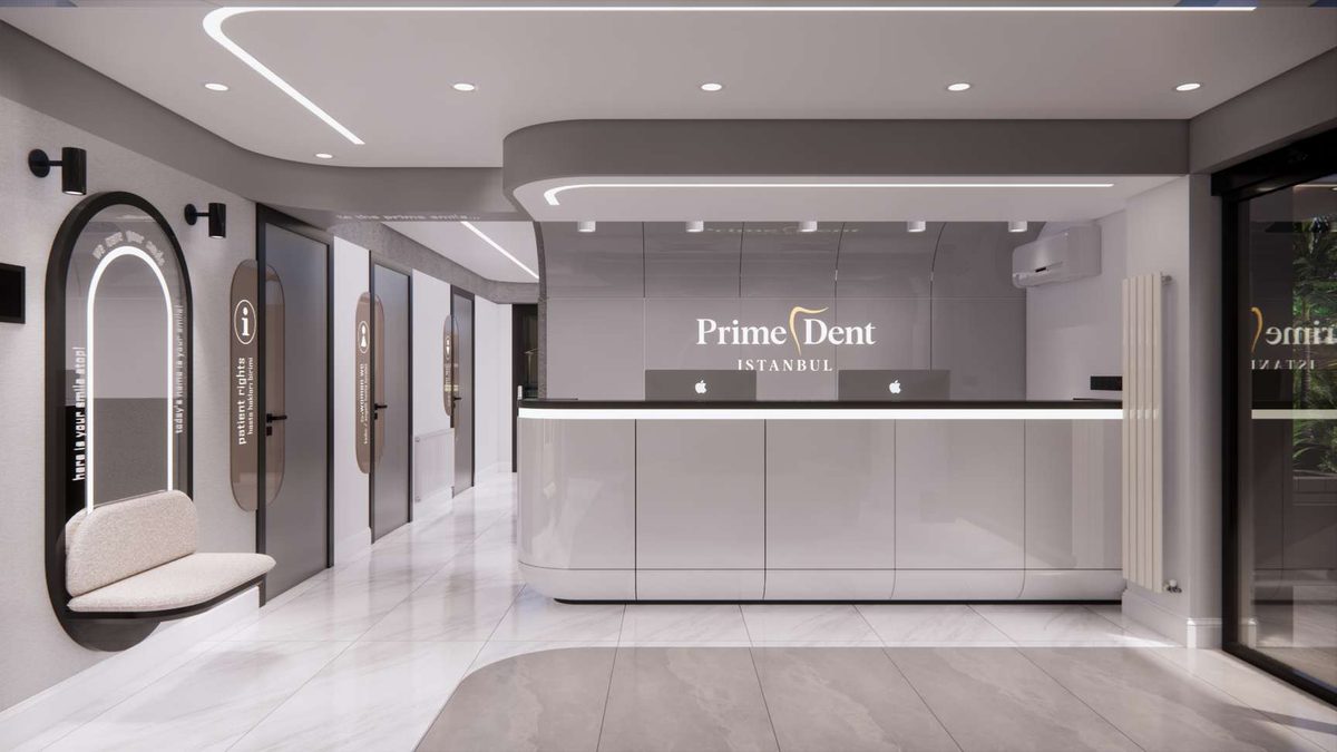 Karşılama bankosu ve arkasında aydınlatmalı PrimeDent logosu